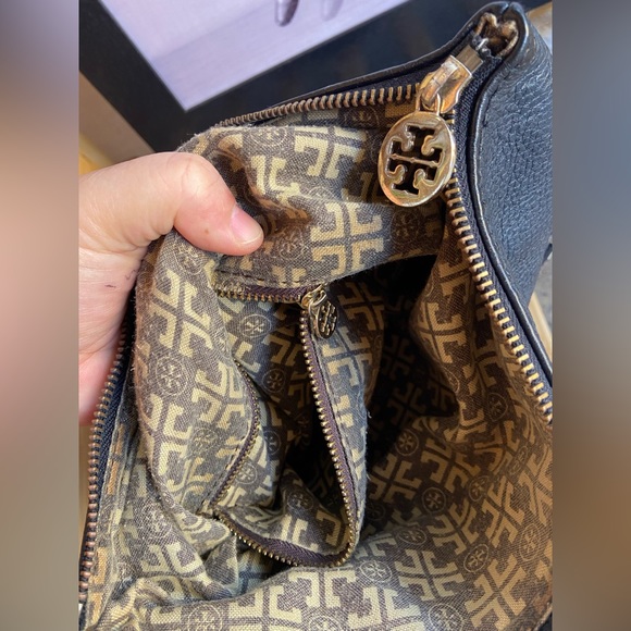 Tory Burch Sling Bag. - Picture 11 of 17